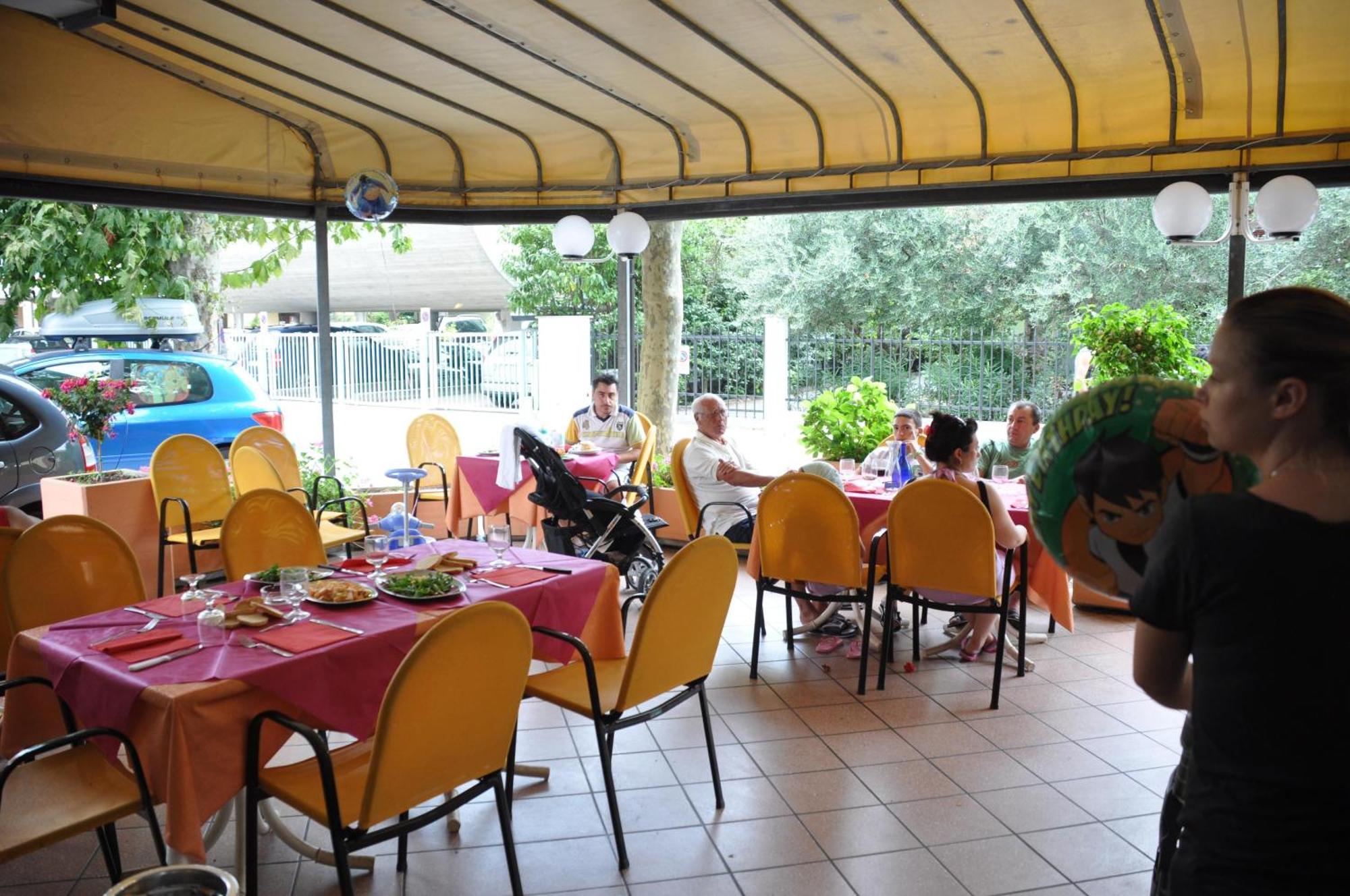Hotel Orchidea Чезенатико Екстериор снимка