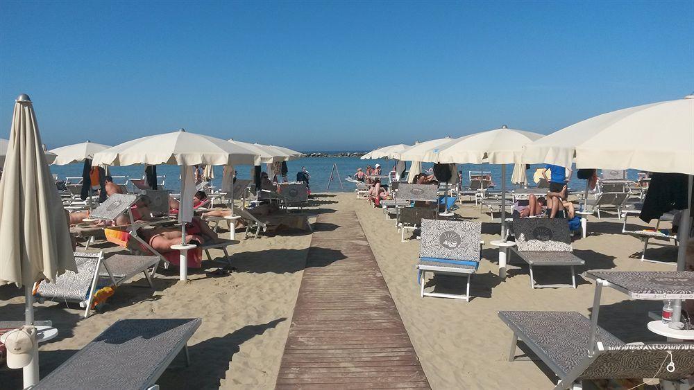 Hotel Orchidea Чезенатико Екстериор снимка